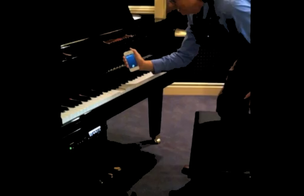 iPhone 4S Siri Plays Piano